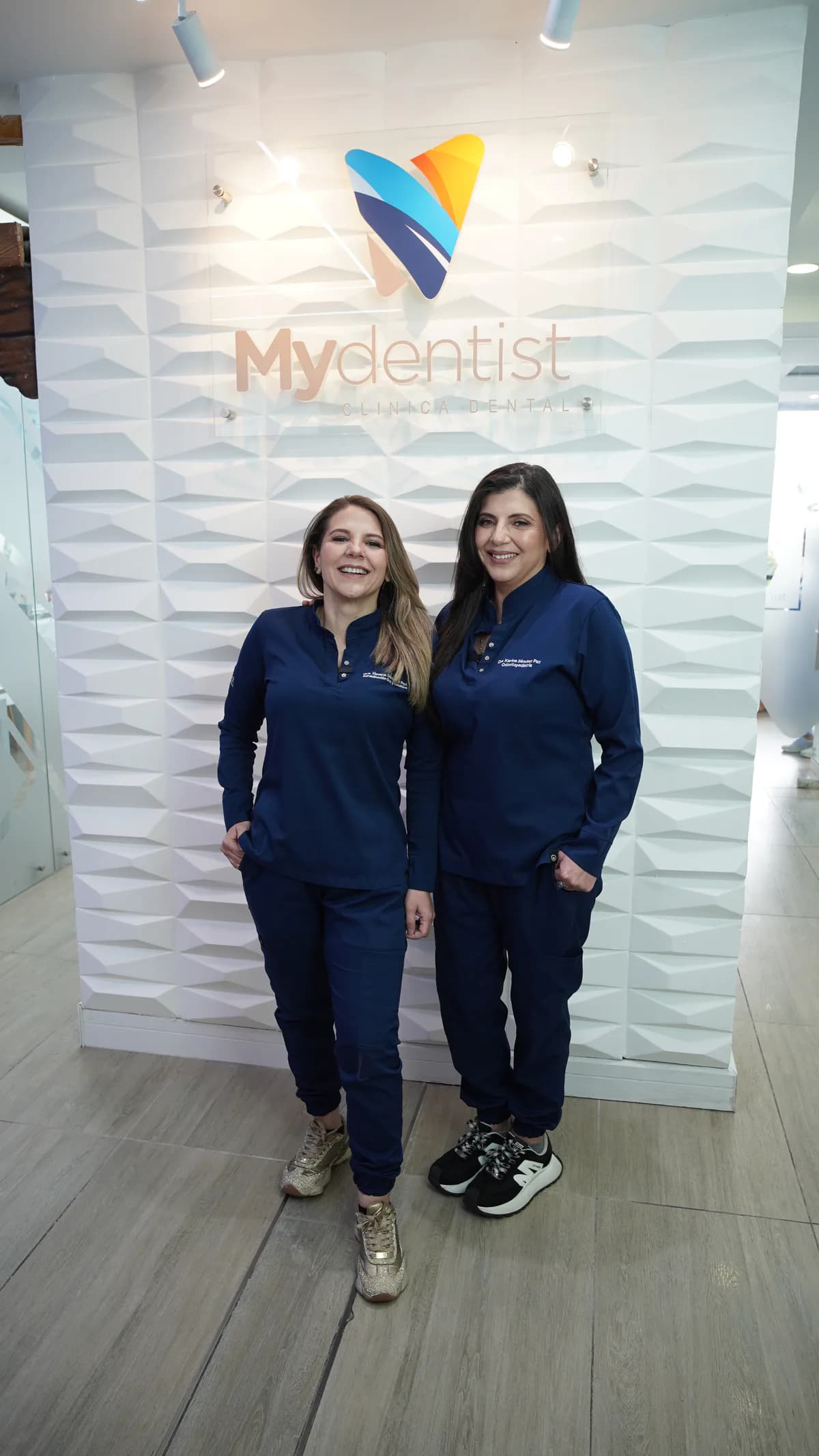 Doctoras de Mydentist en la clínica dental de Quito