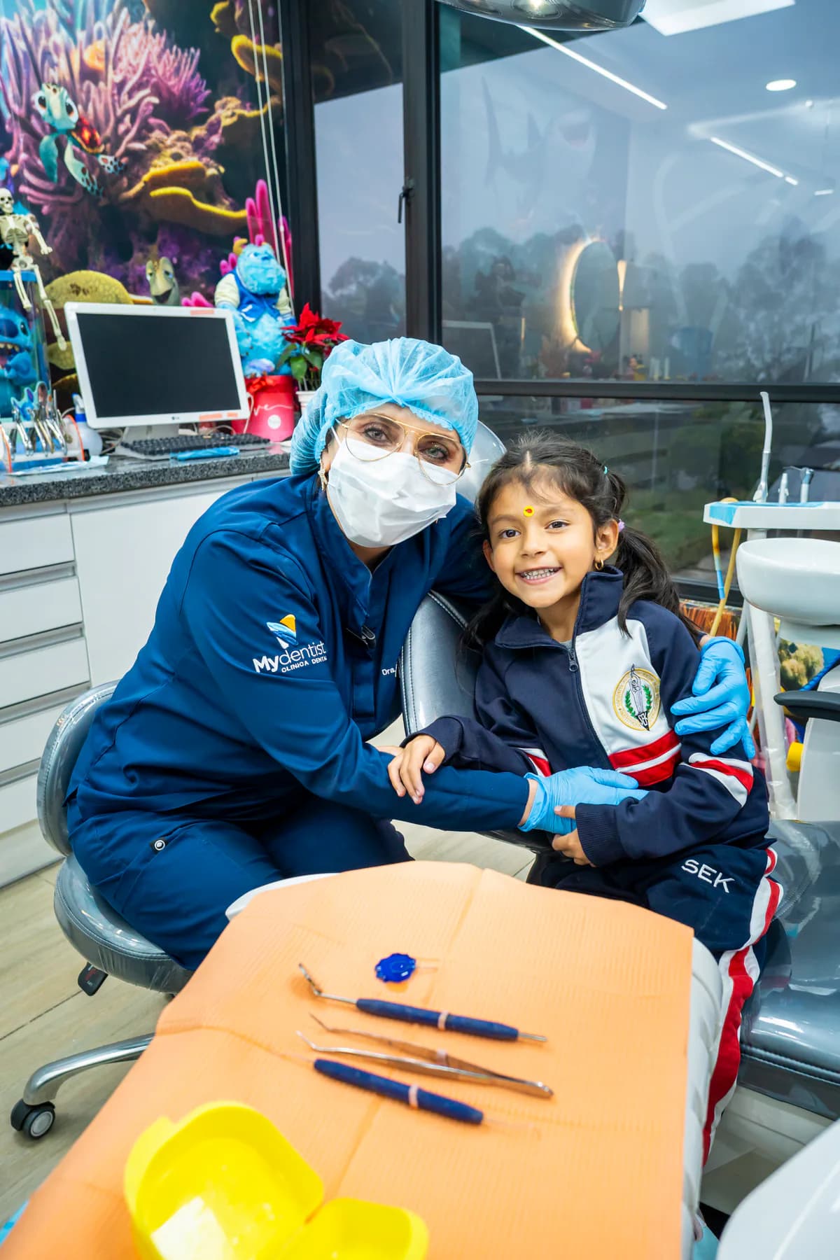 Odontopediatra de Mydentist acompañando a una paciente infantil