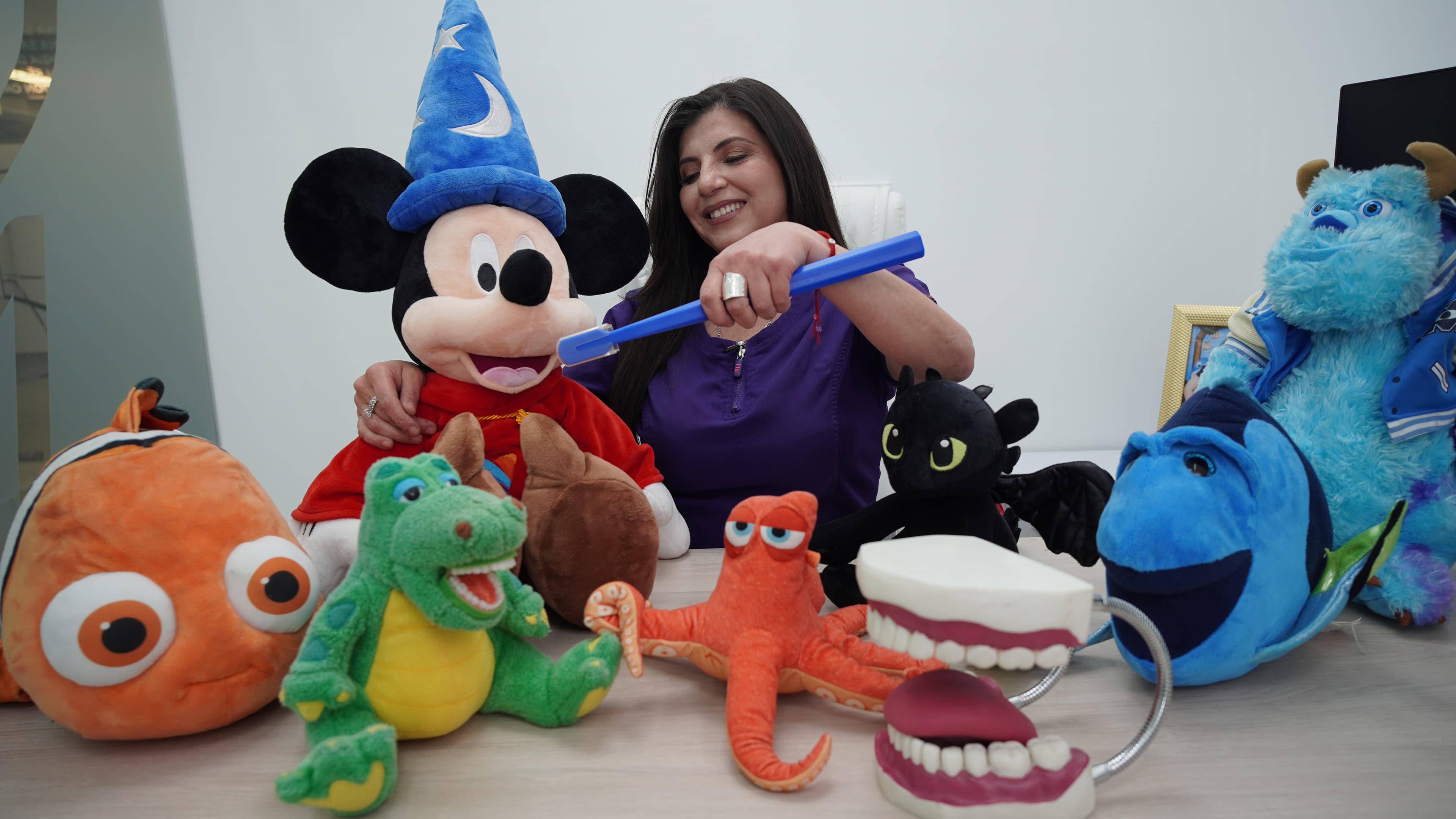 Dra. Karina Sánchez enseñando el cepillado dental con personajes infantiles en Mydentist